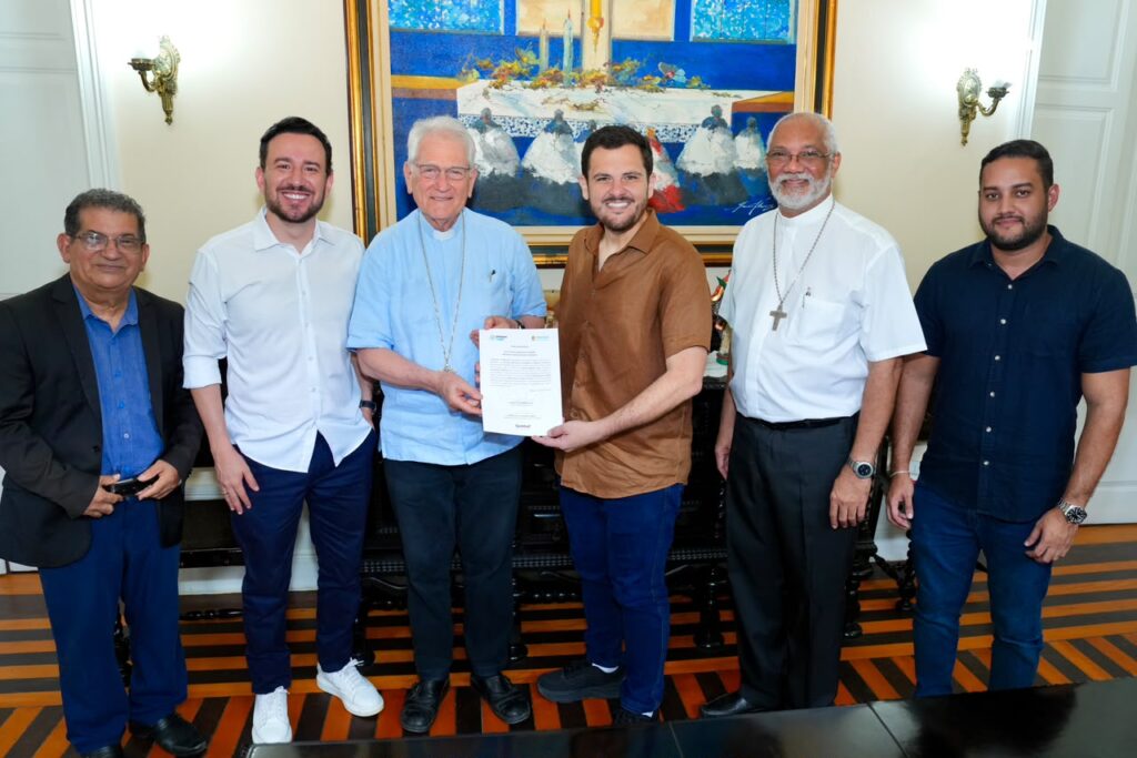 Prefeito-Renato-Junior-garante-fim-de-burocracia-historica-com-entrega-de-titulos-definitivos-de-imoveis-para-a-igreja-catolica-4