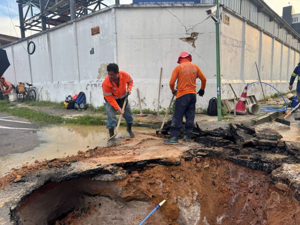 Prefeitura-de-Manaus-realiza-forca-tarefa-para-recuperar-rede-de-drenagem-e-garantir-seguranca-no-bairro-Nossa-Senhora-das-Gracas-2