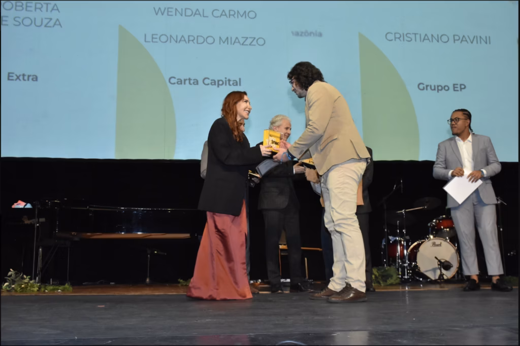 Paula-entrega-premio-1536×1023-1